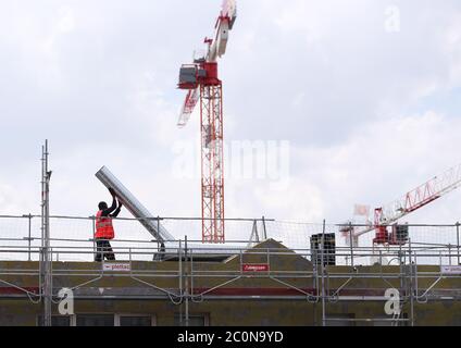 Paris, France. 11 juin 2020. Un travailleur travaille sur un chantier de construction à Clichy, près de Paris, France, le 11 juin 2020. La France a vu un demi-million de destructions nettes d'emplois de paye au premier trimestre 2020, principalement dans l'emploi temporaire, a déclaré le bureau national de statistiques INSEE jeudi. Crédit: Gao Jing/Xinhua/Alay Live News Banque D'Images