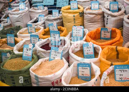 Sacs avec assortiment de céréales colorées, de blé et de pois vendus sur un marché de la nourriture de rue à Séoul Corée du Sud Banque D'Images