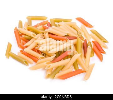 Pâtes Penne colorata isolées sur fond blanc Banque D'Images