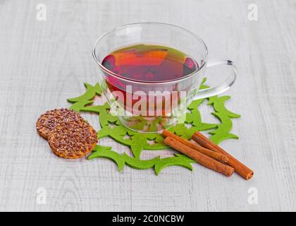 Tasse de thé en verre sur une table en bois Banque D'Images