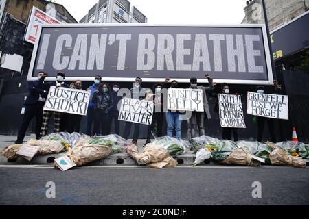 Les militants qui ont dévoilé un panneau d'affichage Black Lives Matter UK (BLMUK) sur Westminster Bridge Road, Londres, Qui énumère plus de 3000 noms de personnes décédées en détention provisoire, dans des prisons, dans des centres de détention pour immigration et dans des attaques racistes au Royaume-Uni, ainsi que de personnes décédées à la suite d'un coronavirus. Le panneau a été érigé par le BLMUK, en collaboration avec la campagne des familles et amis Unis, Justice pour Belly, Justice pour Shukri, migrants organisent et le domaine Grenfell. Banque D'Images