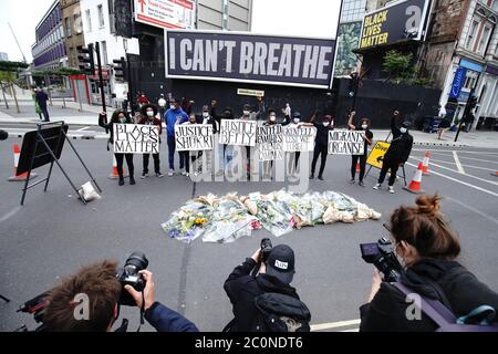 Les militants qui ont dévoilé un panneau d'affichage Black Lives Matter UK (BLMUK) sur Westminster Bridge Road, Londres, Qui énumère plus de 3000 noms de personnes décédées en détention provisoire, dans des prisons, dans des centres de détention pour immigration et dans des attaques racistes au Royaume-Uni, ainsi que de personnes décédées à la suite d'un coronavirus. Le panneau a été érigé par le BLMUK, en collaboration avec la campagne des familles et amis Unis, Justice pour Belly, Justice pour Shukri, migrants organisent et le domaine Grenfell. Banque D'Images