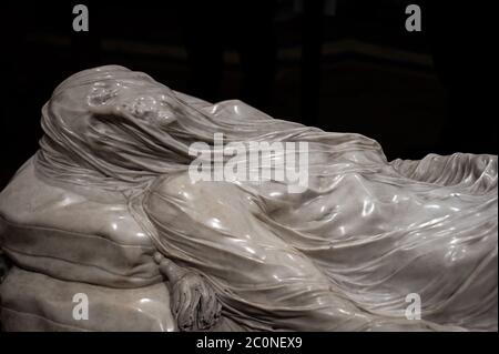 Naples, Italie. 11 juin 2020. NAPLES, ITALIE - 11 JUIN - la statue du Christ voilé au Musée de la Chapelle Sansevero pendant le jour d'ouverture du Musée, 11 juin 2020, après l'éclusage national pour contenir l'épidémie de Covid-19. De nombreuses entreprises italiennes ont été autorisées à rouvrir après plus de deux mois de confinement national destiné à arrêter la propagation de Covid-19, car ces musées et sites culturels ont également rouvert au public avec les distances sociales et les règlements d'hygiène dictés par le gouvernement. Crédit : Manuel Dorati/ZUMA Wire/Alay Live News Banque D'Images