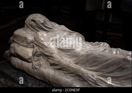 Naples, Italie. 11 juin 2020. NAPLES, ITALIE - 11 JUIN - la statue du Christ voilé au Musée de la Chapelle Sansevero pendant le jour d'ouverture du Musée, 11 juin 2020, après l'éclusage national pour contenir l'épidémie de Covid-19. De nombreuses entreprises italiennes ont été autorisées à rouvrir après plus de deux mois de confinement national destiné à arrêter la propagation de Covid-19, car ces musées et sites culturels ont également rouvert au public avec les distances sociales et les règlements d'hygiène dictés par le gouvernement. Crédit : Manuel Dorati/ZUMA Wire/Alay Live News Banque D'Images