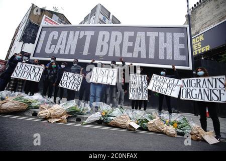 Les militants qui ont dévoilé un panneau d'affichage Black Lives Matter UK (BLMUK) sur Westminster Bridge Road, Londres, Qui énumère plus de 3000 noms de personnes décédées en détention provisoire, dans des prisons, dans des centres de détention pour immigration et dans des attaques racistes au Royaume-Uni, ainsi que de personnes décédées à la suite d'un coronavirus. Le panneau a été érigé par le BLMUK, en collaboration avec la campagne des familles et amis Unis, Justice pour Belly, Justice pour Shukri, migrants organisent et le domaine Grenfell. Banque D'Images