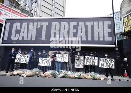 Les militants qui ont dévoilé un panneau d'affichage Black Lives Matter UK (BLMUK) sur Westminster Bridge Road, Londres, Qui énumère plus de 3000 noms de personnes décédées en détention provisoire, dans des prisons, dans des centres de détention pour immigration et dans des attaques racistes au Royaume-Uni, ainsi que de personnes décédées à la suite d'un coronavirus. Le panneau a été érigé par le BLMUK, en collaboration avec la campagne des familles et amis Unis, Justice pour Belly, Justice pour Shukri, migrants organisent et le domaine Grenfell. Banque D'Images