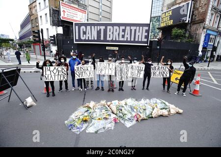 Les militants qui ont dévoilé un panneau d'affichage Black Lives Matter UK (BLMUK) sur Westminster Bridge Road, Londres, Qui énumère plus de 3000 noms de personnes décédées en détention provisoire, dans des prisons, dans des centres de détention pour immigration et dans des attaques racistes au Royaume-Uni, ainsi que de personnes décédées à la suite d'un coronavirus. Le panneau a été érigé par le BLMUK, en collaboration avec la campagne des familles et amis Unis, Justice pour Belly, Justice pour Shukri, migrants organisent et le domaine Grenfell. Banque D'Images