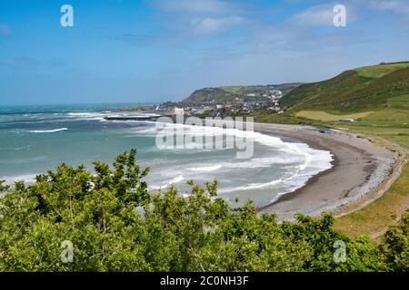 Vue sur Aberystwyth en regardant vers le nord sur la plage de Tanybwlch depuis le chemin côtier de Ceredigion Banque D'Images