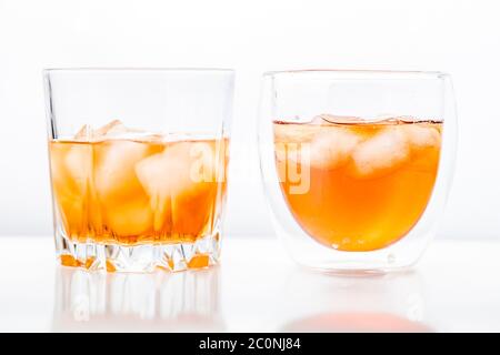 Deux verres de whisky différents Banque D'Images