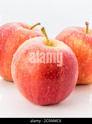 pomme délicieuse rouge humide en gros plan Banque D'Images