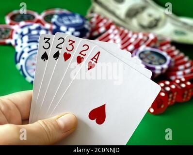 Carte pour poker dans la main, les puces et pour le poker carte Banque D'Images