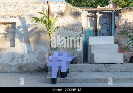 Préparation d'un autel familial pour le jour de la célébration de la mort de la «vie de los muertos» avec des croix et des palmiers, Merida, Yucatan, Mexique Banque D'Images