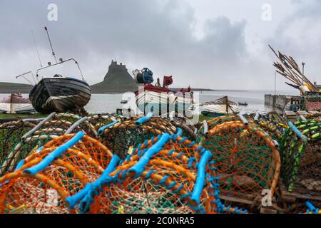 Le château et le port de la commune, Lindisfarne, l'île Sainte, Northumberland, Angleterre, Royaume-Uni Banque D'Images