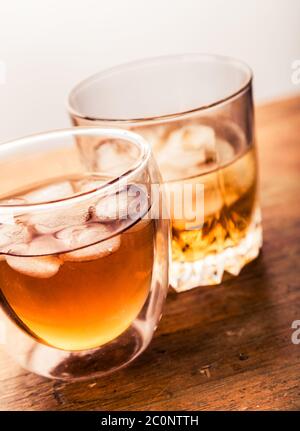 Deux verres de whisky différents Banque D'Images