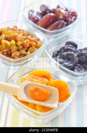 Les abricots secs, les raisins secs et les dates Banque D'Images