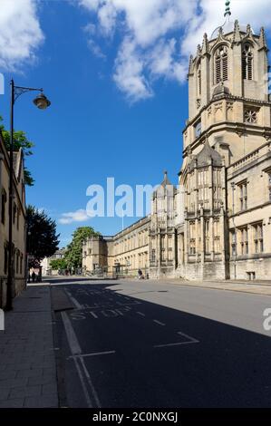 Oxford St Ebbes Street et Tom Tower de Christchurch College ont déserté tous les touristes et les acheteurs sans trafic pendant le verrouillage du virus de la couronne Banque D'Images