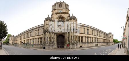 Oxford St Ebbes Street et Tom Tower de Christchurch College ont déserté tous les touristes et les acheteurs sans trafic pendant le verrouillage du virus de la couronne Banque D'Images