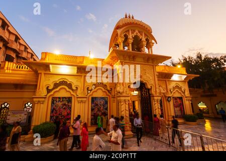 Sri Krishna Balaram Mandir est un temple de Gaudiya Vaishnava dans la ville Sainte de Vrindavan dans l'état de l'Uttar Pradesh en Inde Banque D'Images