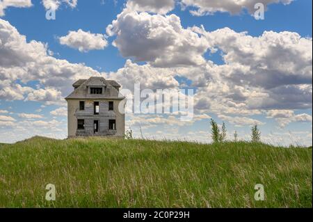 Ferme abandonnée dans la prairie de la Saskatchewan près de la ville de leader Banque D'Images