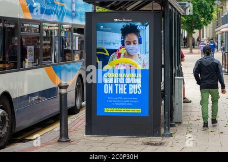 Worthing, Royaume-Uni, 12 juin 2020. Sur un arrêt de bus, un panneau d'affichage numérique affiche un message du coronavirus du gouvernement HM et du NHS informant les gens qu'ils doivent porter un masque de protection lorsqu'ils voyagent en transports publics à partir du 15 juin. Crédit : Scott Ramsey/Alay Live News. Banque D'Images