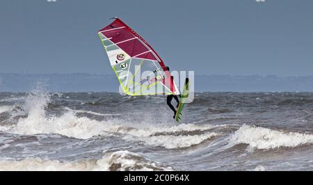 Portobello, Édimbourg, Écosse, Royaume-Uni. 12 juin 2020. Vent exceptionnellement bon dans la bonne direction pour deux surfeurs juste au large de Portobello sur le Firth of Forth, vent de l'est 25km/h avec des rafales potentielles de 47 km/h à intervalles lumineux. Les deux gars Jake et Tom étaient sur la côte est depuis 5am à la recherche des conditions, c'était la dernière demi-heure avant de rentrer à la maison. Banque D'Images
