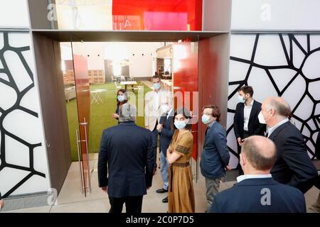 Madrid, Espagne. 12 juin 2020. Le roi Felipe VI et la reine Letizia accompagnés de la présidente de la Communauté de Madrid Isabel Diaz Ayuso rendent hommage à Pau Dones et Rosa Maria Sarda lors de leur visite dans les installations de l'abattoir de Madrid. 12 juin 2020 El Rey Felipe VI y la Reina Letizia acomppañados por la Presidenta de la Comunidad de Madrid Isabel Diaz Ayuso rinden homenaje a Pau Dones y Rosa Maria Sarda en su visita a las instalaciones del Matadero de Madrid. 12 de Junio 2020 Casa Real/Cordone presse crédit: CORDONE PRESSE/Alay Live News Banque D'Images