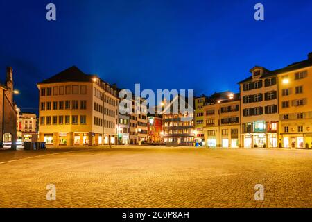 Maisons colorées au Munsterhof place principale dans le centre-ville de Zurich en Suisse Banque D'Images