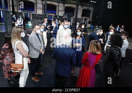 Madrid, Espagne. 12 juin 2020. Le roi Felipe VI et la reine Letizia accompagnés de la présidente de la Communauté de Madrid Isabel Diaz Ayuso rendent hommage à Pau Dones et Rosa Maria Sarda lors de leur visite dans les installations de l'abattoir de Madrid. 12 juin 2020 El Rey Felipe VI y la Reina Letizia acomppañados por la Presidenta de la Comunidad de Madrid Isabel Diaz Ayuso rinden homenaje a Pau Dones y Rosa Maria Sarda en su visita a las instalaciones del Matadero de Madrid. 12 de Junio 2020 Casa Real/Cordone presse crédit: CORDONE PRESSE/Alay Live News Banque D'Images