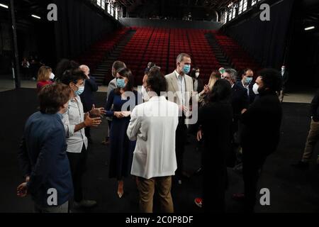 Madrid, Espagne. 12 juin 2020. Le roi Felipe VI et la reine Letizia accompagnés de la présidente de la Communauté de Madrid Isabel Diaz Ayuso rendent hommage à Pau Dones et Rosa Maria Sarda lors de leur visite dans les installations de l'abattoir de Madrid. 12 juin 2020 El Rey Felipe VI y la Reina Letizia acomppañados por la Presidenta de la Comunidad de Madrid Isabel Diaz Ayuso rinden homenaje a Pau Dones y Rosa Maria Sarda en su visita a las instalaciones del Matadero de Madrid. 12 de Junio 2020 Casa Real/Cordone presse crédit: CORDONE PRESSE/Alay Live News Banque D'Images