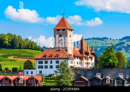 Le Château de Spiez ou Schloss Spiez et Église Schlosskirche près de lac de Thoune dans le canton de Berne ville de Spiez en Suisse Banque D'Images