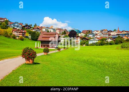 Maisons locales dans le centre de la ville de Spiez dans le canton de Berne en Suisse Banque D'Images