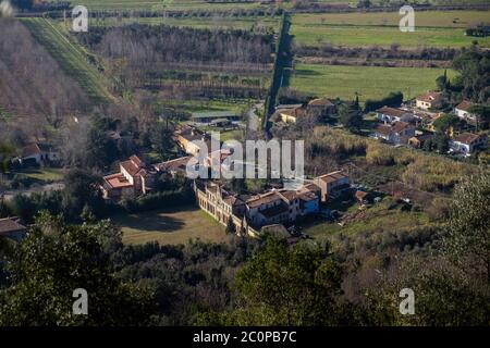 Vue aérienne de la Bigattiera de la villa Roncioni, située à Pugnano, dans la municipalité de San Giuliano terme (PI), un bâtiment destiné à abriter un sil Banque D'Images