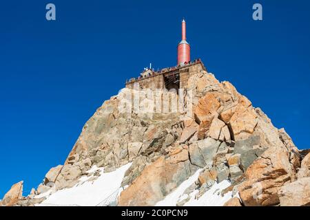 Aiguille du Midi est une montagne de 3842 m dans le massif du Mont Blanc dans les Alpes françaises près de la ville de Chamonix en France Banque D'Images