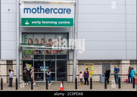 Cork, Irlande. 12 juin 2020. Mothercare Irlande a été mise en liquidation avec la perte de 197 emplois. Les 14 boutiques de vêtements pour enfants de toute l'Irlande ne rouvriront pas après le confinement de Covid-19. Mothercare à Mahon point, Cork, a été fermé aujourd'hui. Crédit : AG News/Alay Live News Banque D'Images