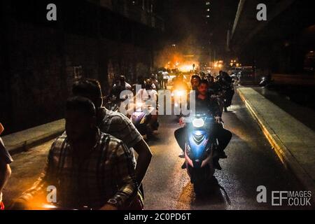 Beyrouth, Liban, 11 juin 2020. Les manifestants libanais se rendaient dans un convoi de vélos, parcourant les barrages routiers établis par les manifestants de l'autre côté de la capitale lors des émeutes à Beyrouth et dans tout le Liban, après une dépréciation de 25 % de la livre libanaise en 48 heures. Banque D'Images