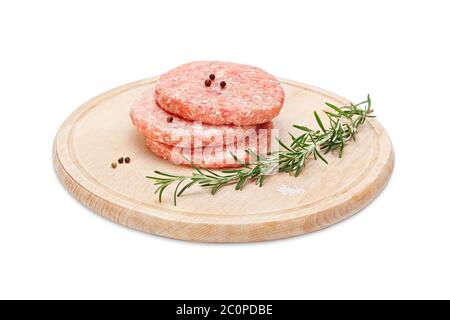 Hamburger de poulet frais cru prêt à être préparé décoré de romarin et de poivre sur bois. Viande hachée de barbecue fraîche brute isolée sur blanc Banque D'Images