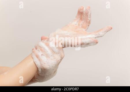 femme se lavant les mains gros plan vue latérale sur fond blanc Banque D'Images