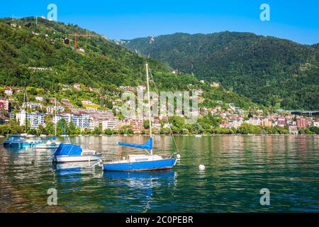 Port de Montreux avec yachts et bateaux vue panoramique. Montreux est une ville sur le Lac Léman au pied des Alpes en Suisse. Banque D'Images