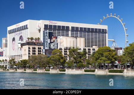 Las Vegas, Nevada - 30 août 2019 : Flamingo Hotel and High Roller vu des Fontaines du Bellagio à Las Vegas, Nevada, États-Unis. Banque D'Images