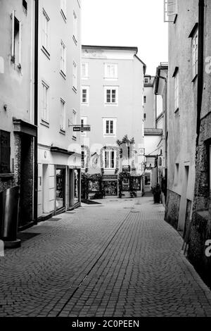 Vue sur une rue étroite de Salzbourg montrant une boutique avec décoration de Noël au bout de la rue. Banque D'Images