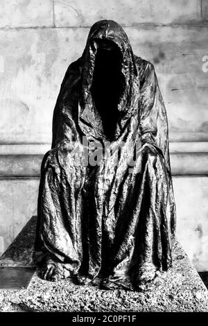 Vue verticale de la statue de Pieta par Anna Chromy sur le côté de la cathédrale de Salzbourg. Banque D'Images