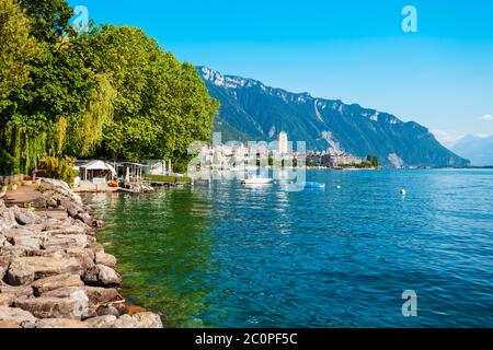 Port de Montreux avec yachts et bateaux vue panoramique. Montreux est une ville sur le Lac Léman au pied des Alpes en Suisse. Banque D'Images