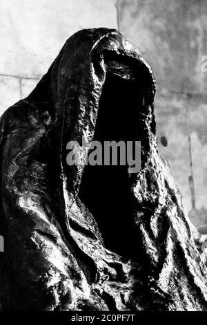 Vue verticale de la statue de Pieta par Anna Chromy sur le côté de la cathédrale de Salzbourg. Banque D'Images