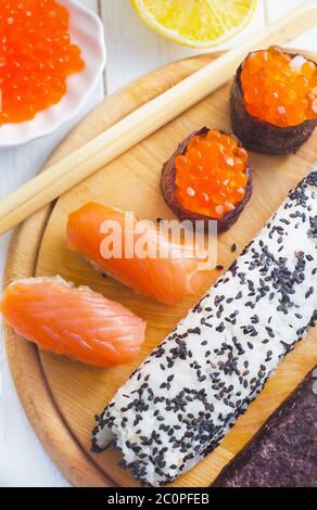 Petits pains frais et des sushis au saumon Banque D'Images