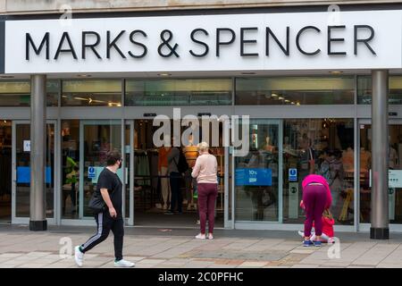 Des gens font la queue à l'extérieur d'un magasin Marks & Spencer pendant la crise pandémique du coronavirus COVID-19 à Worthing, Sussex, Royaume-Uni. Banque D'Images