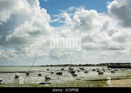 La marée et les bateaux ont été déferrés sur la côte à Ars en Re sur l'île de l'Ile de Re au large de la couche ouest de la France Banque D'Images