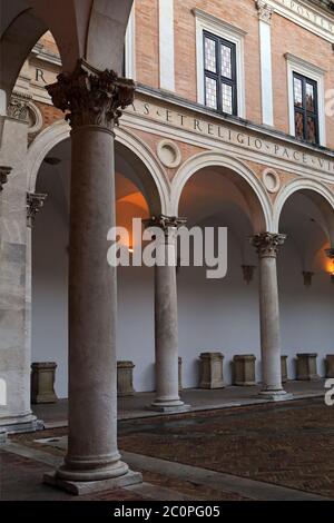 URBINO, ITALIE - 3 JANVIER 2019. Cour du 'Palazzo Ducale' (Palais Ducal), maintenant un musée, à Urbino. Région des Marches, Italie.' Banque D'Images