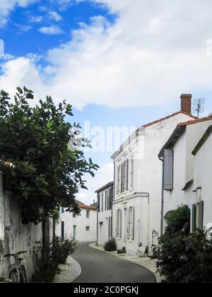 Architecture traditionnelle de ville française et volets sur une rue sur l'île de l'Ile de Re, au large de la côte ouest de la France Banque D'Images