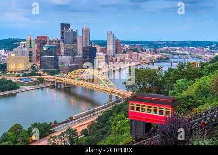 Pittsburgh, Pennsylvanie, USA, vue sur le centre-ville et inclinaison au crépuscule. Banque D'Images