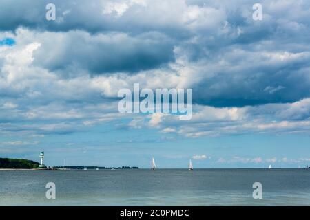 Blick über die Kieler Förde in die Ostsee mit Segelbooten im Wind und einem Himmel voller Wolken Banque D'Images